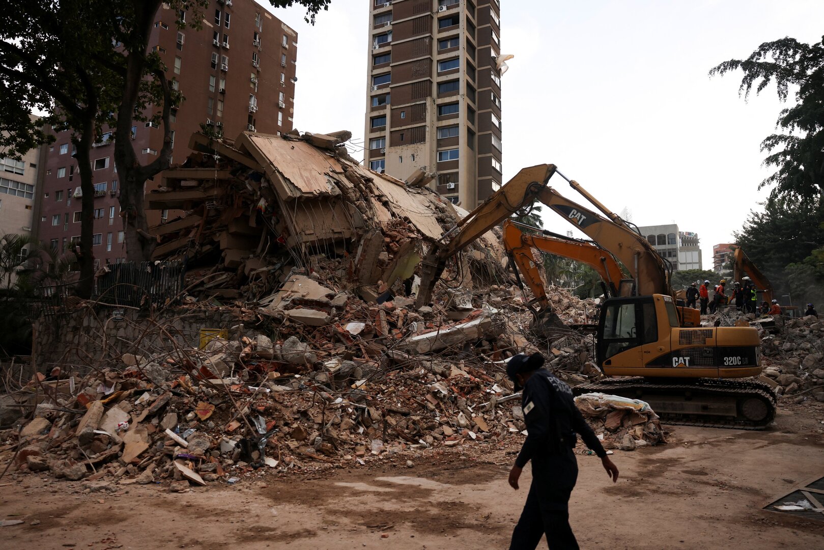 Rescuers race to find survivors of Venezuelan earthquakes