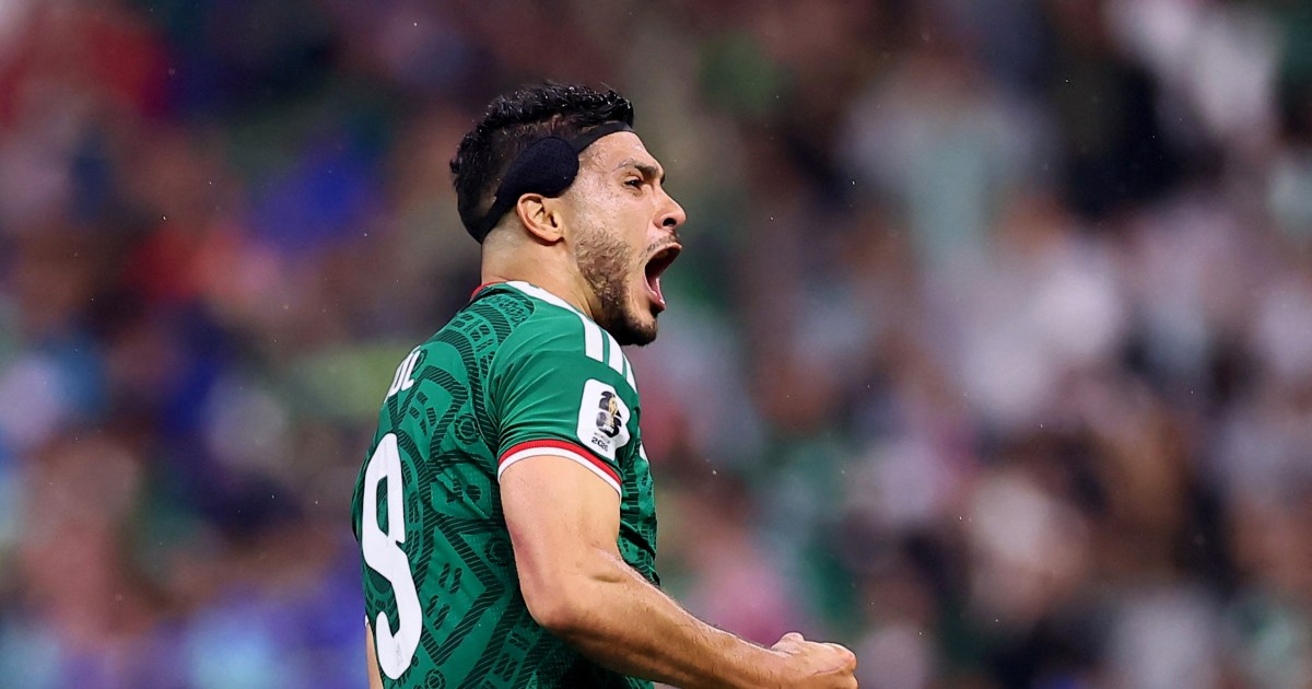 World Cup cohosts Mexico beat Ecuador 2-0 to reach round of 16