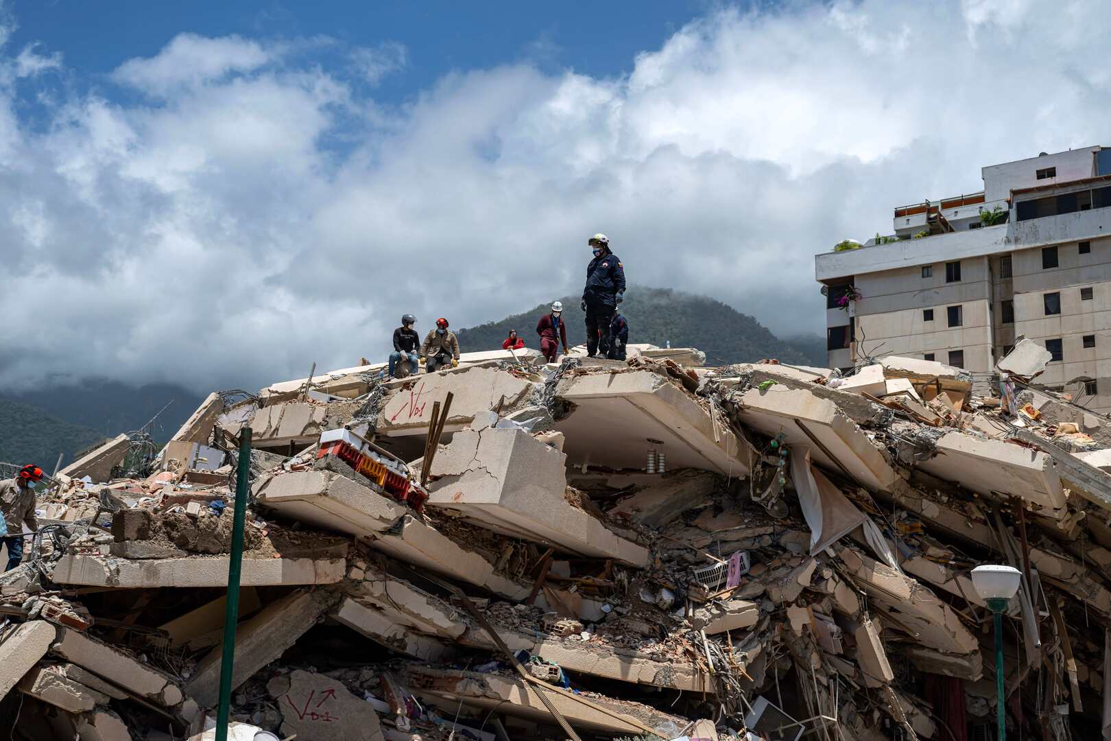 Venezuelan earthquake death toll rises amid increasingly dire search