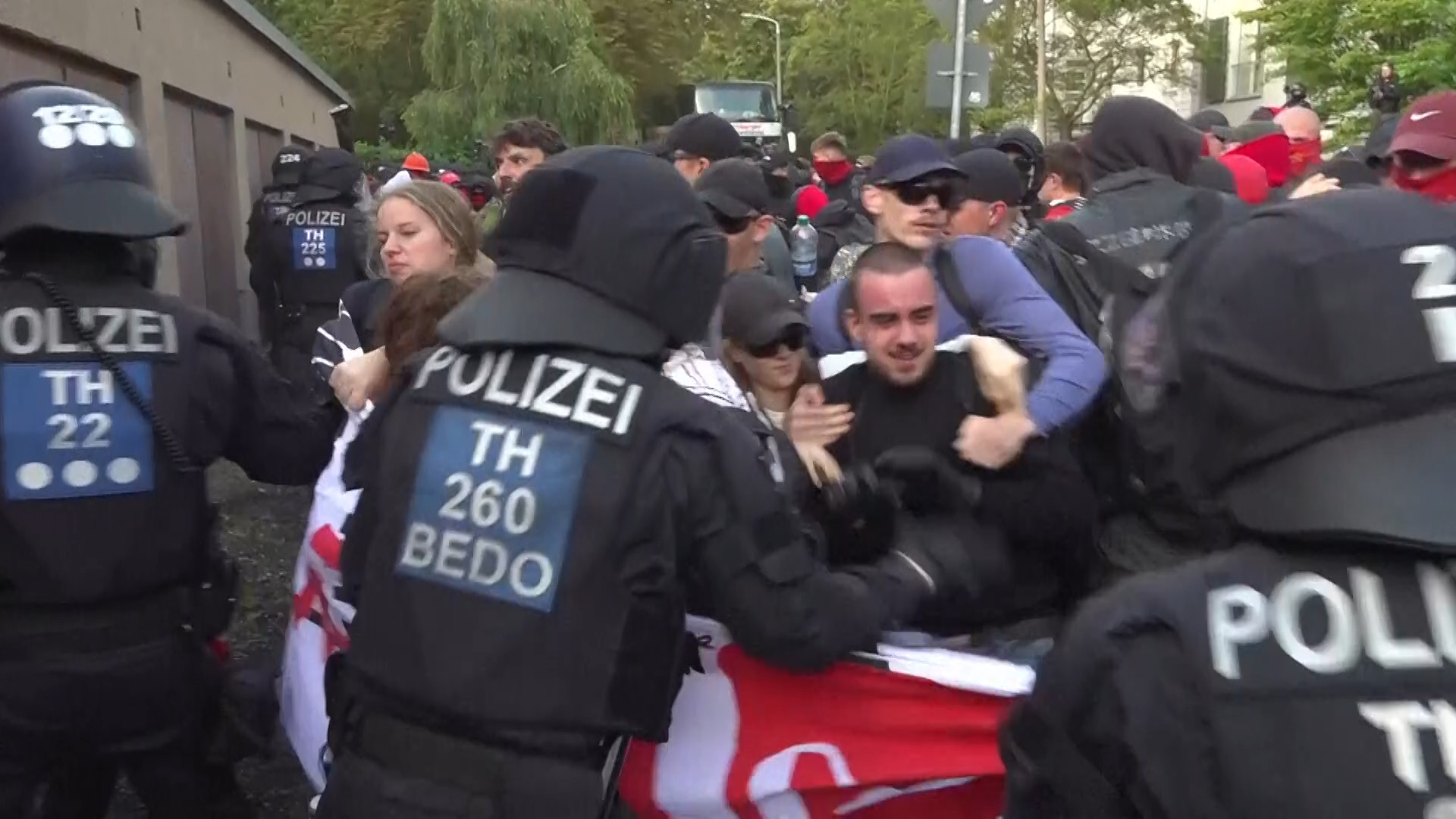 Police clash with protesters outside AfD meeting