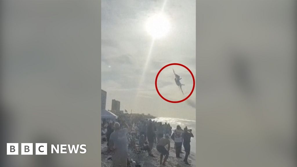 Moment US Navy jet stuns packed Florida beach with low flypast