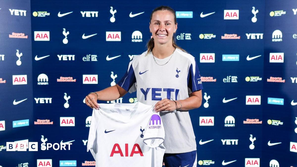 Tottenham sign former Arsenal midfielder Pelova
