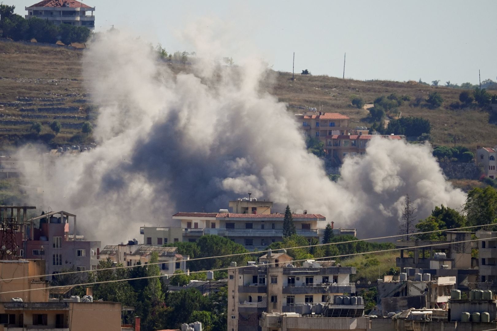 Israeli air strikes hit Lebanon minutes after new ceasefire