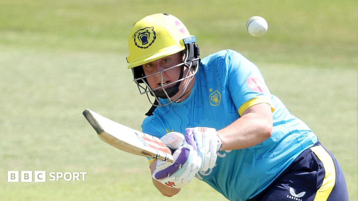 Warwickshire stun Surrey as Hampshire move top