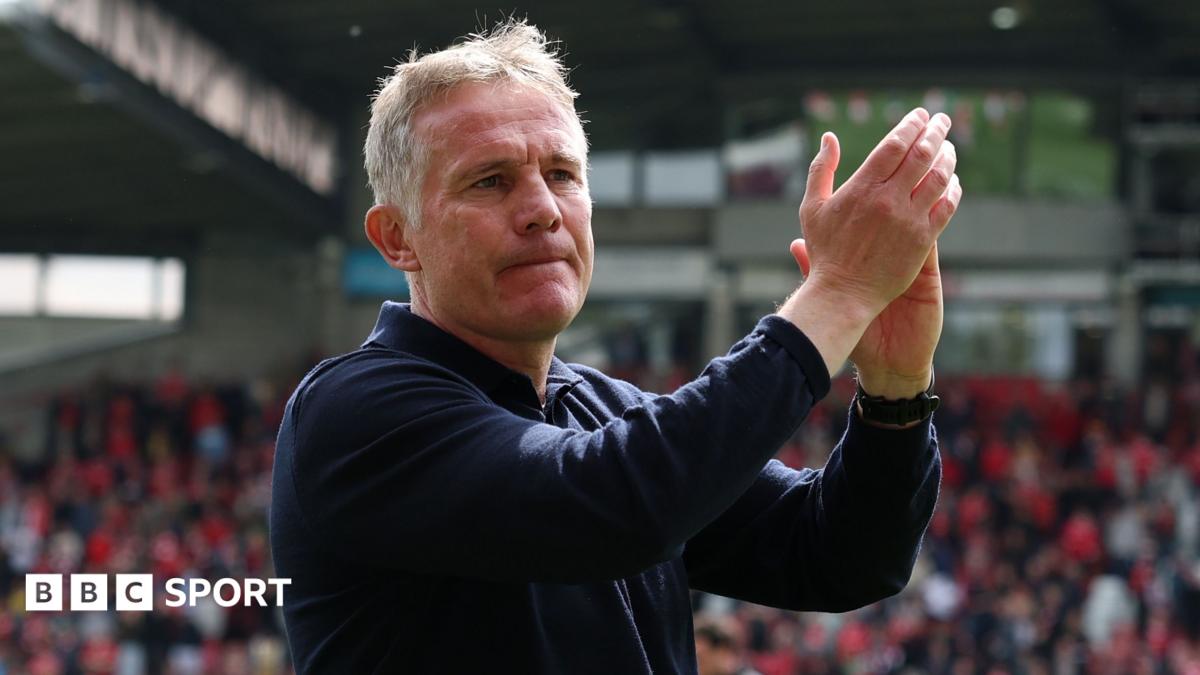Wrexham to 'hold nerve' in transfer window - Parkinson