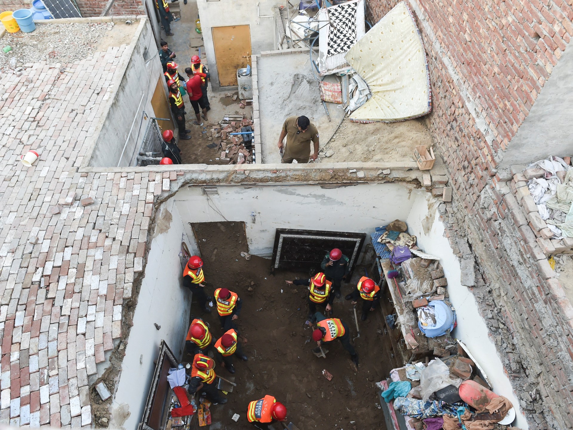 At least 14 children killed after roof of Pakistan tuition centre collapses