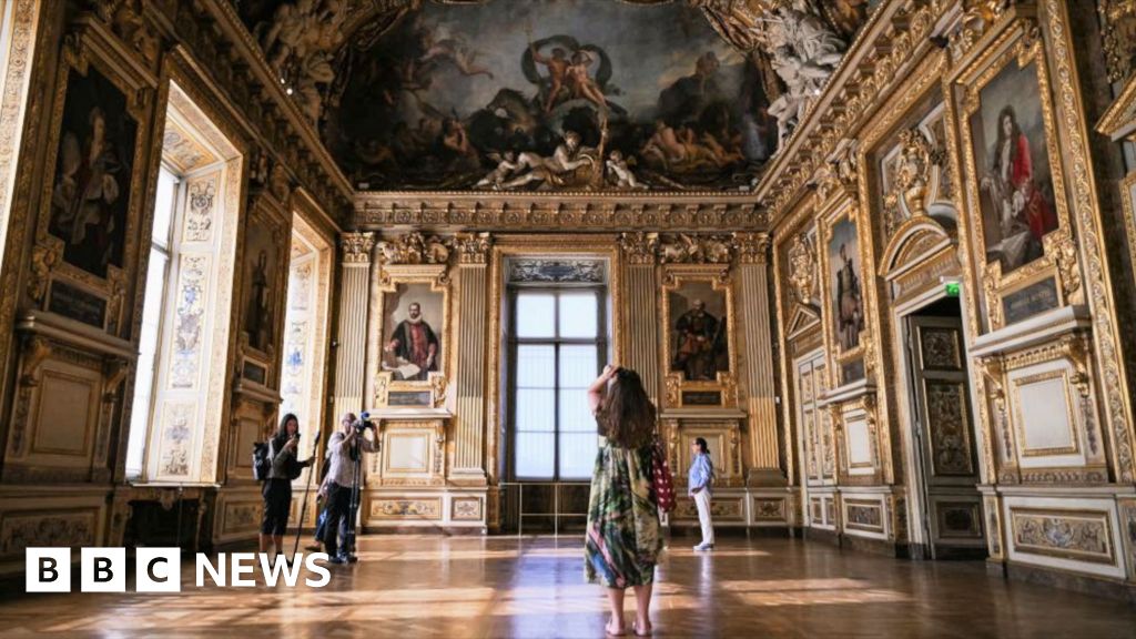 Watch: Louvre reopens gallery after jewellery heist
