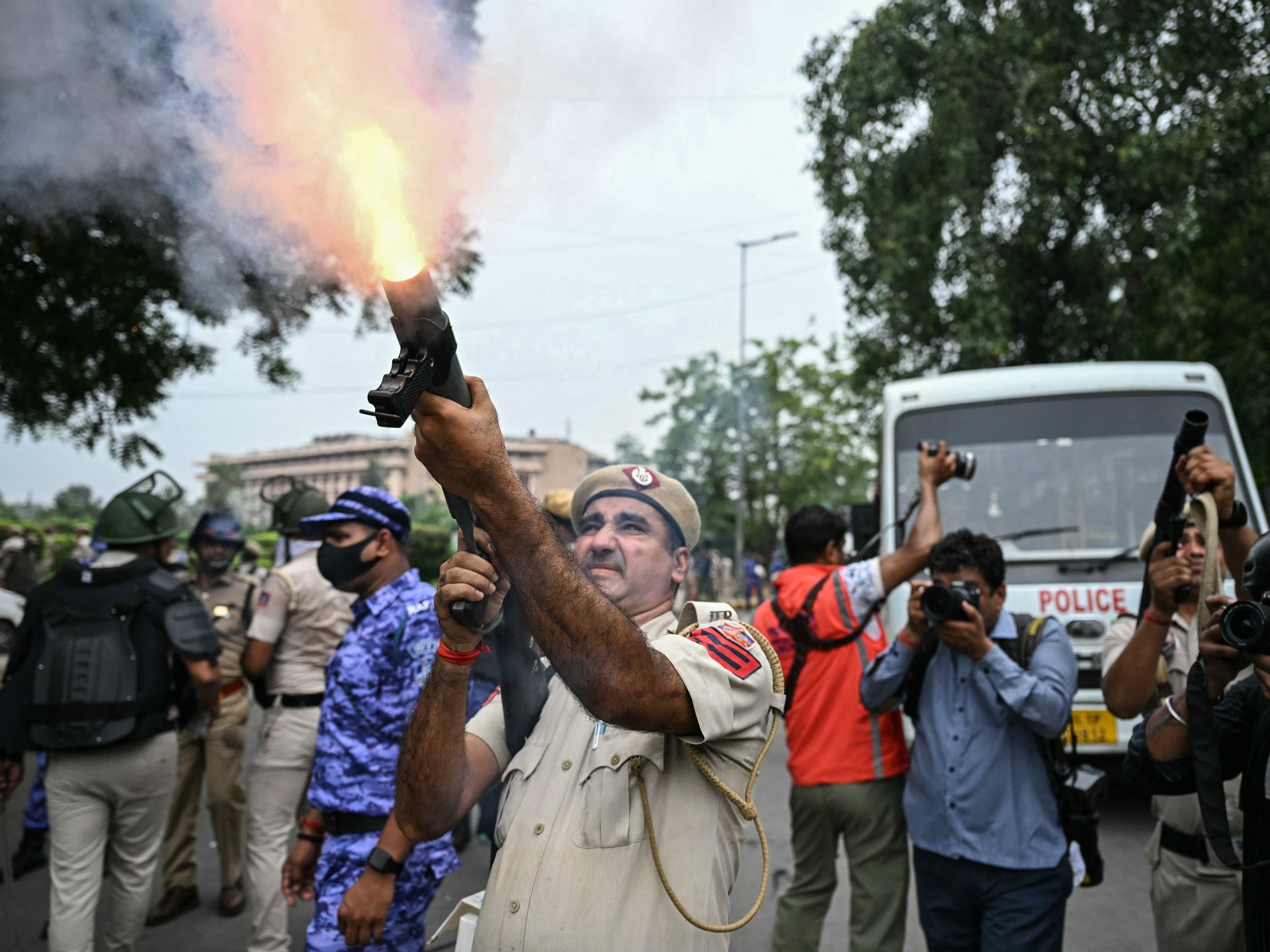 Police attack Cockroach activists as thousands march on Indian parliament