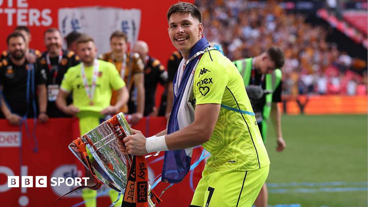 Hull sell two players hours before deadline to avoid points deduction