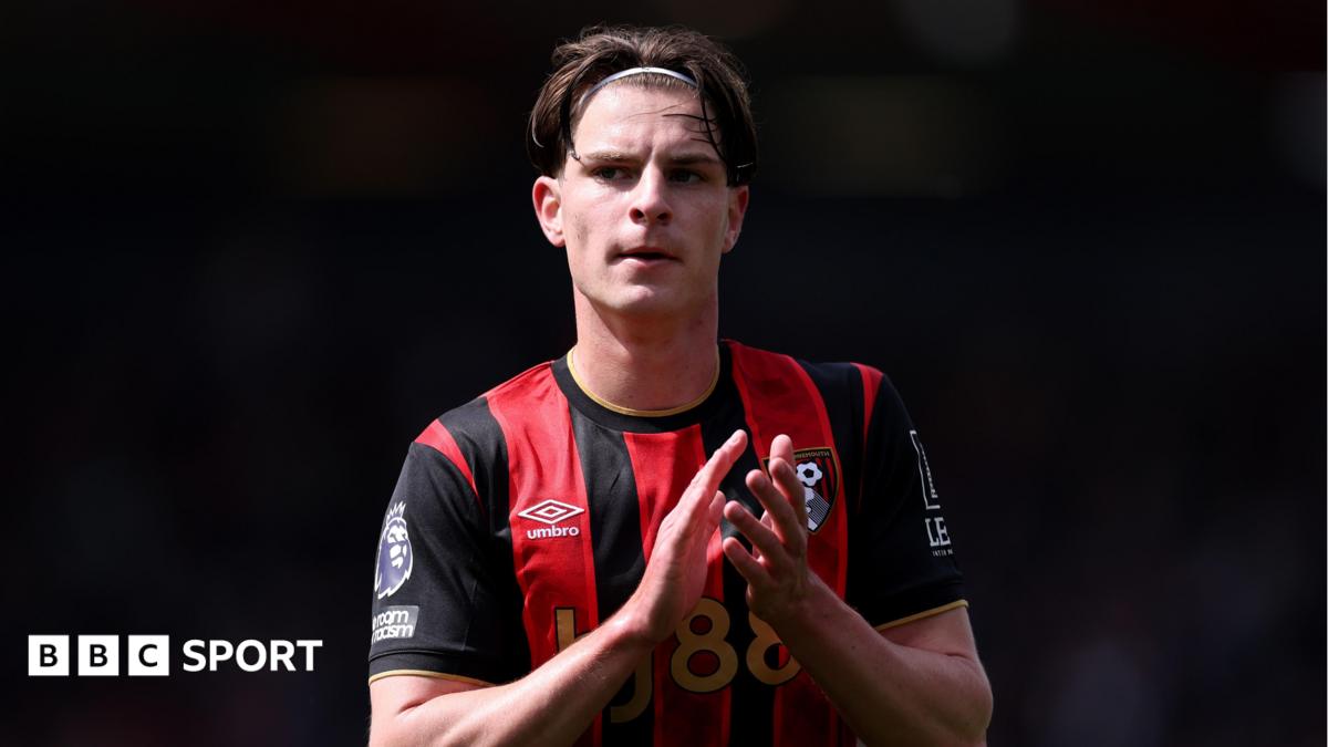 Bournemouth midfielder Scott rejects new contract