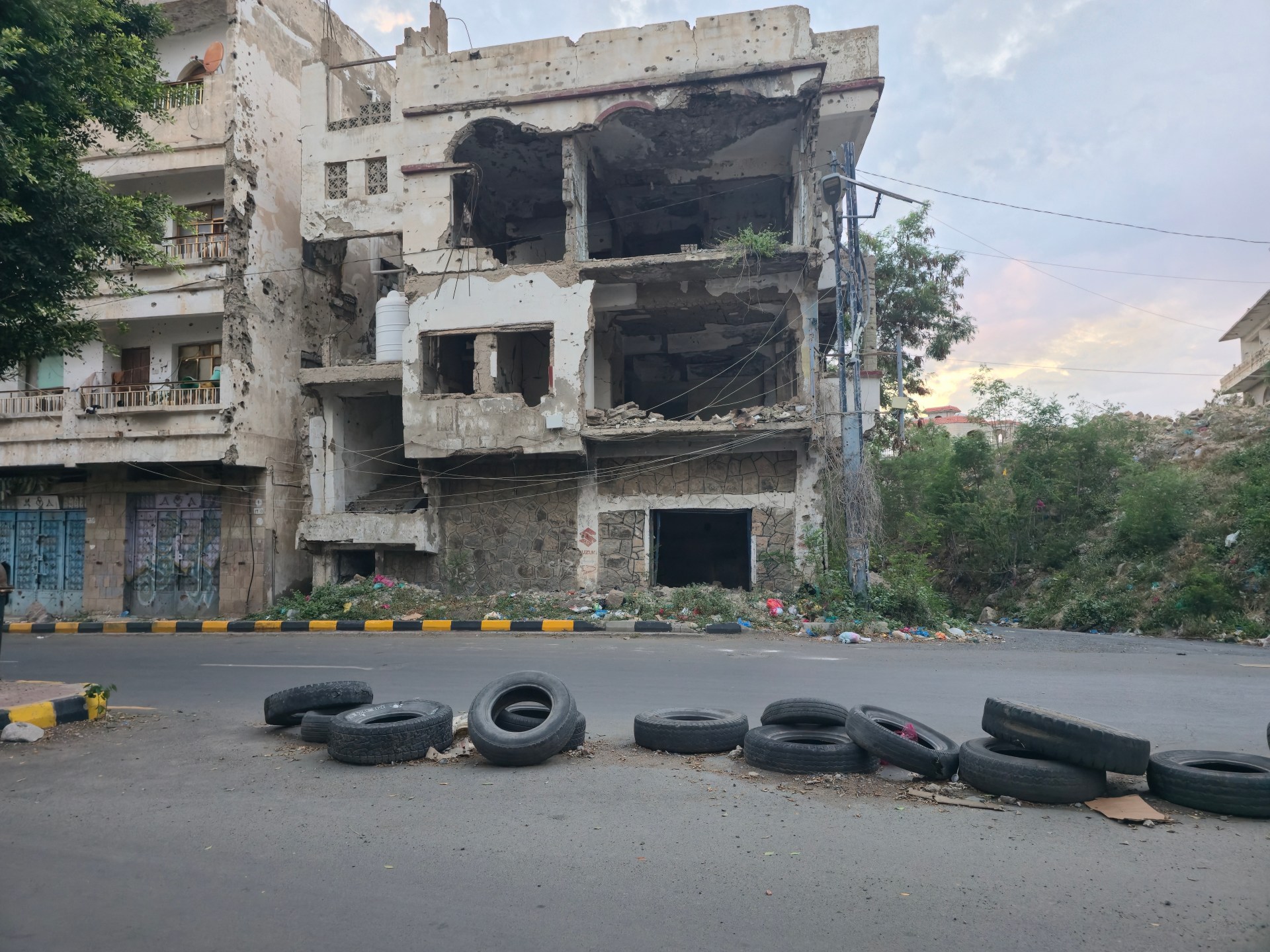 Dodging snipers, housing crisis forces Yemenis to live on front line