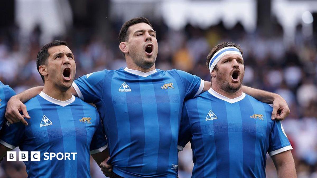 Argentina wear 1986 World Cup kit replica against England