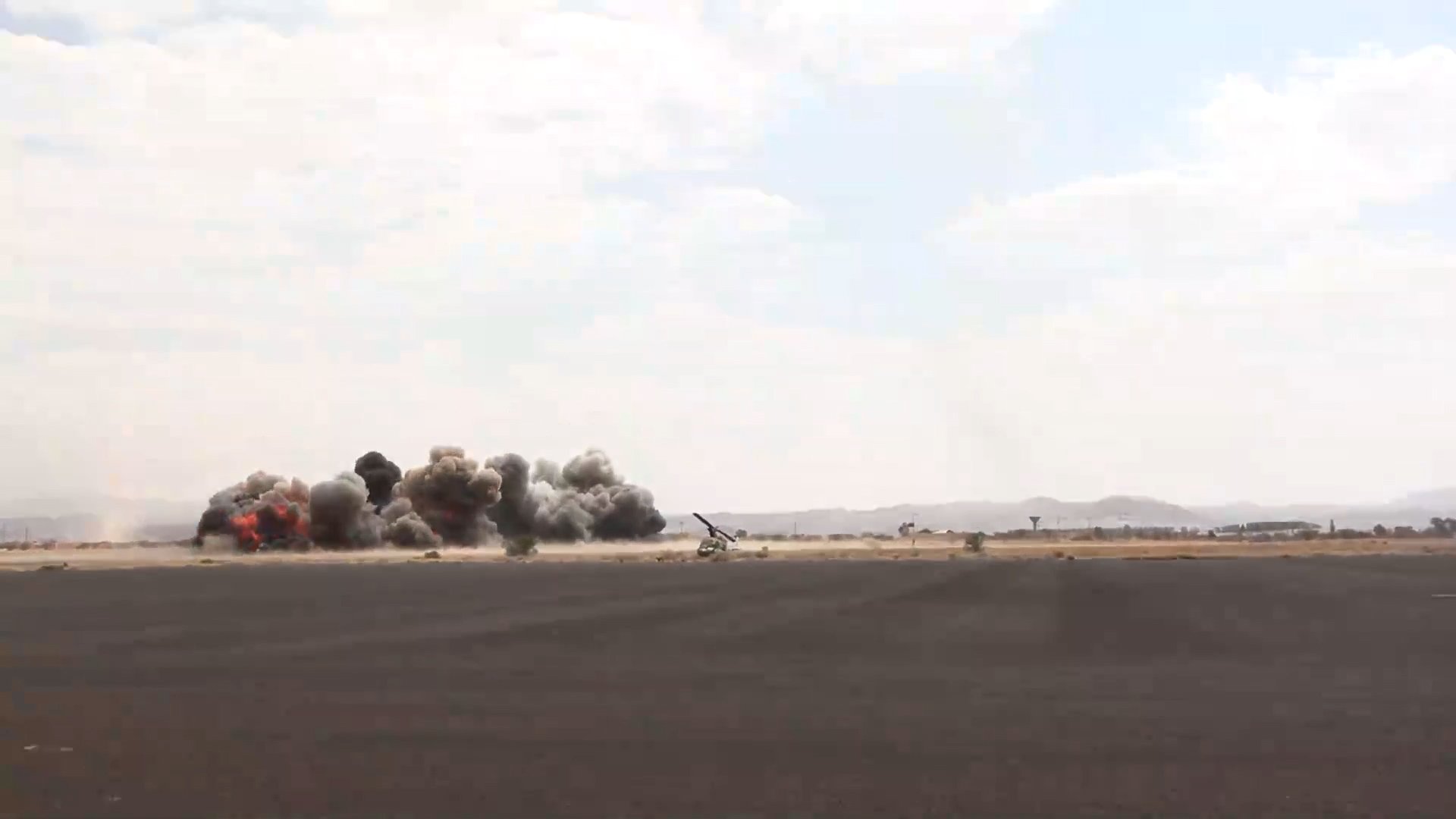 Yemeni government forces strike Sanaa airport