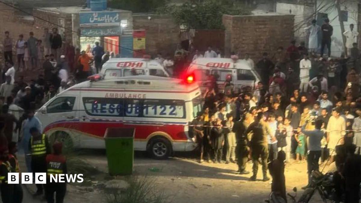 Roof collapse kills 14 schoolchildren in Pakistan