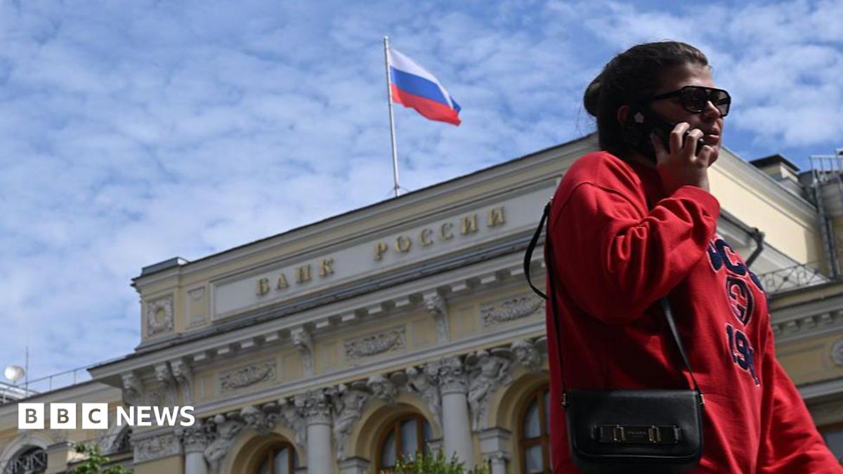 Russians turn to cash, putting more strain on slowing wartime economy