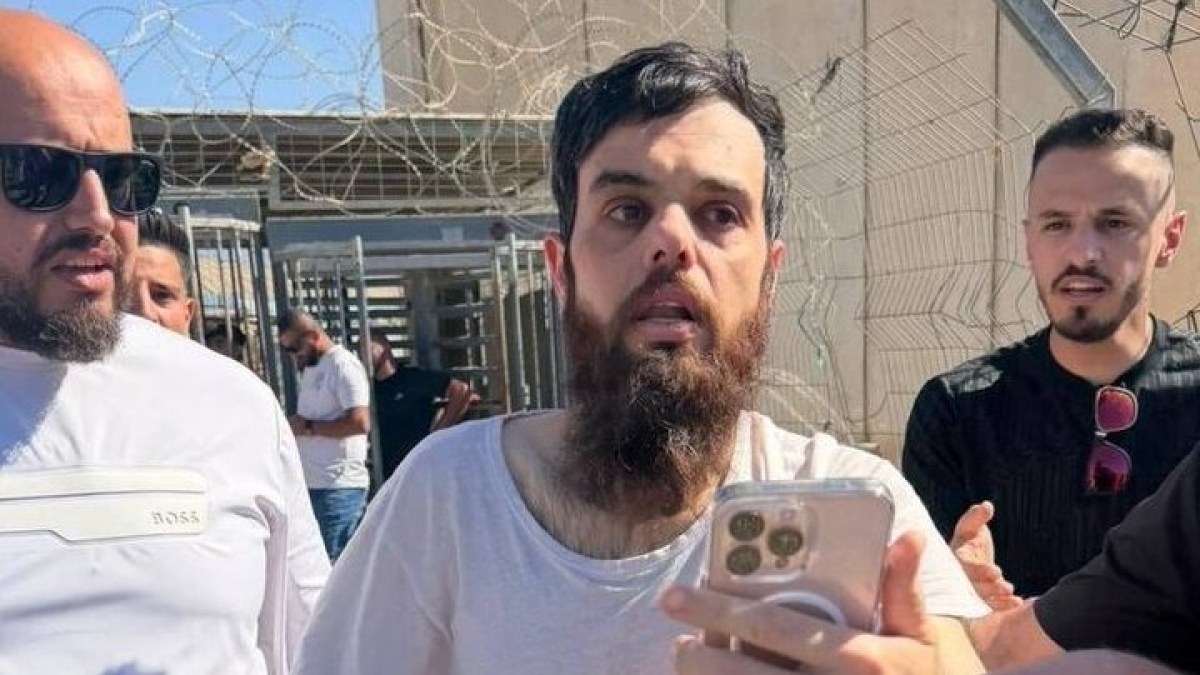 Palestinian activist faints after his release from Israeli prison