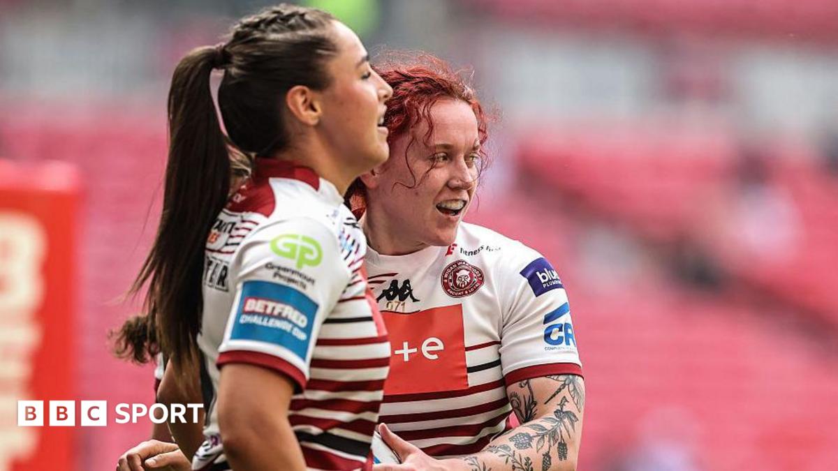 England women cruise past France