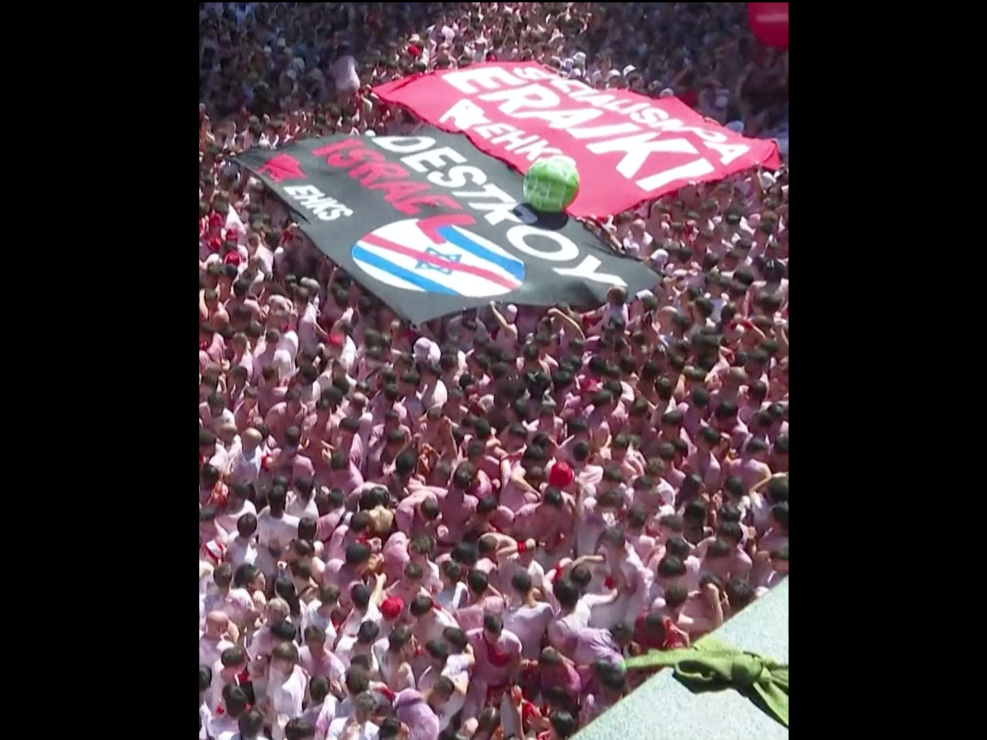 Crowds hold ‘destroy Israel’ banner at Spain’s Pamplona bull run