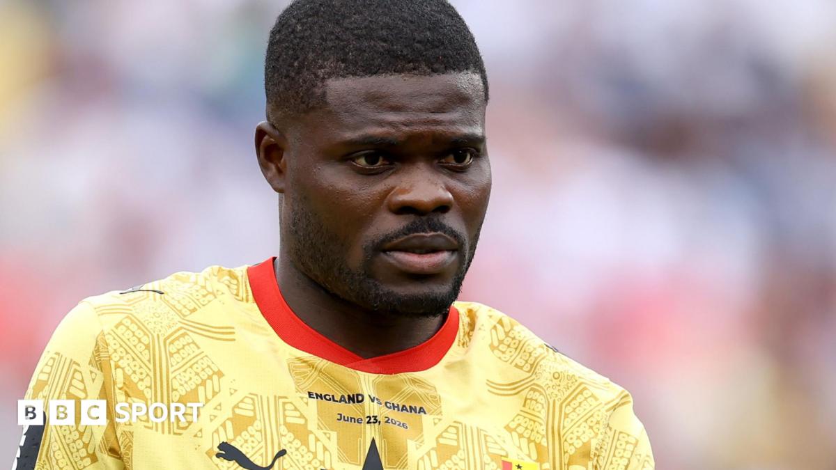 Spence appears not to shake hands with Partey
