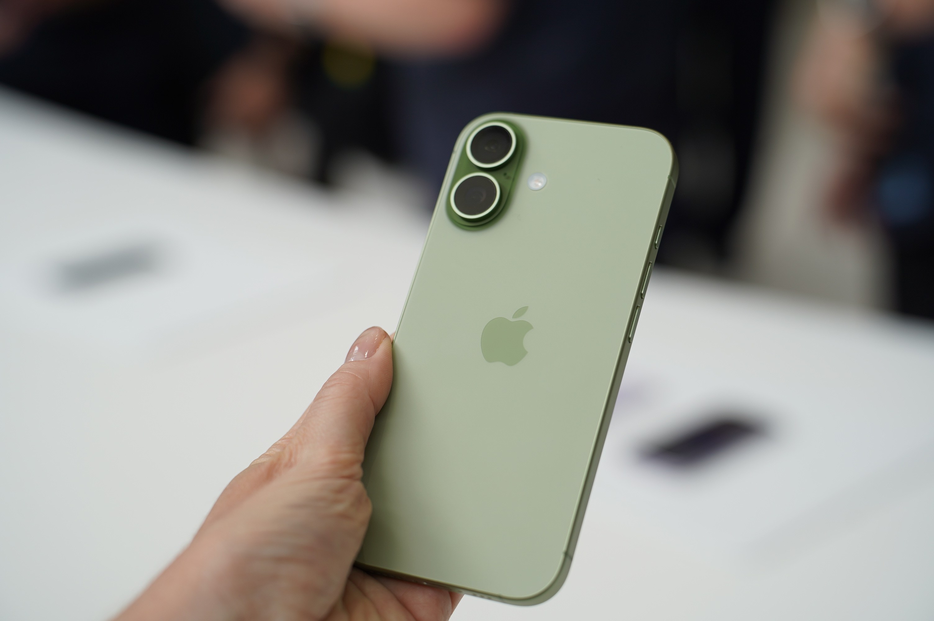 Apple’s iPhone and Mac sales keep growing despite RAM shortages