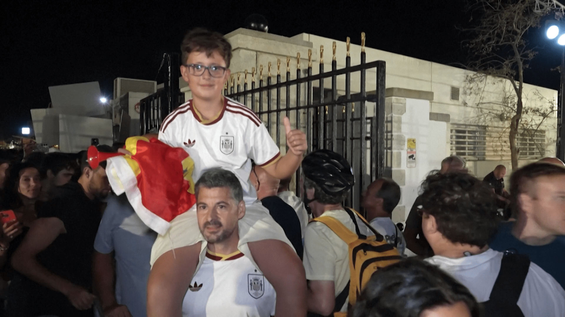Crowds cross between Spain and Gibraltar following UK-EU treaty