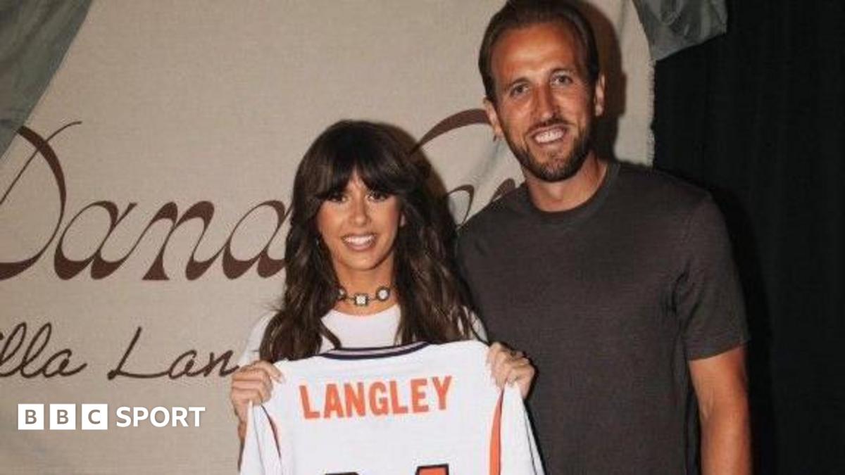 Country music fan Kane leaves Ella Langley gig early to make curfew