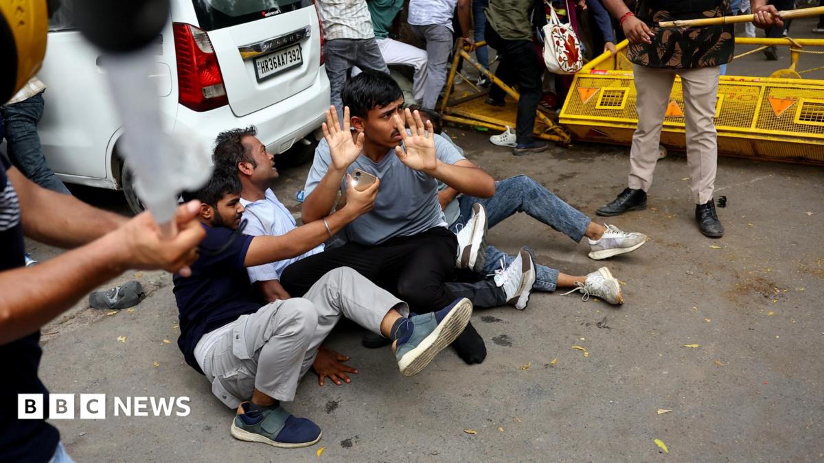 Why are thousands of people protesting in Delhi?