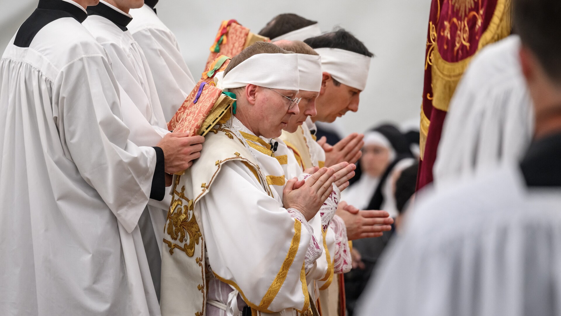 Who are the rogue bishops defying Pope Leo XIV?