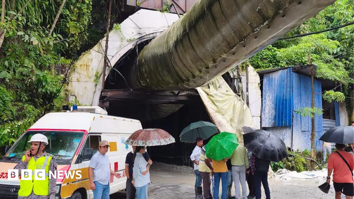 Tunnel collapse in India kills 12 workers