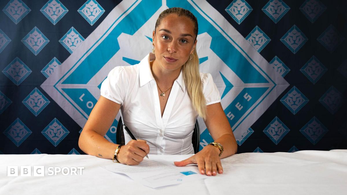 Pattinson signs new deal with London City Lionesses 