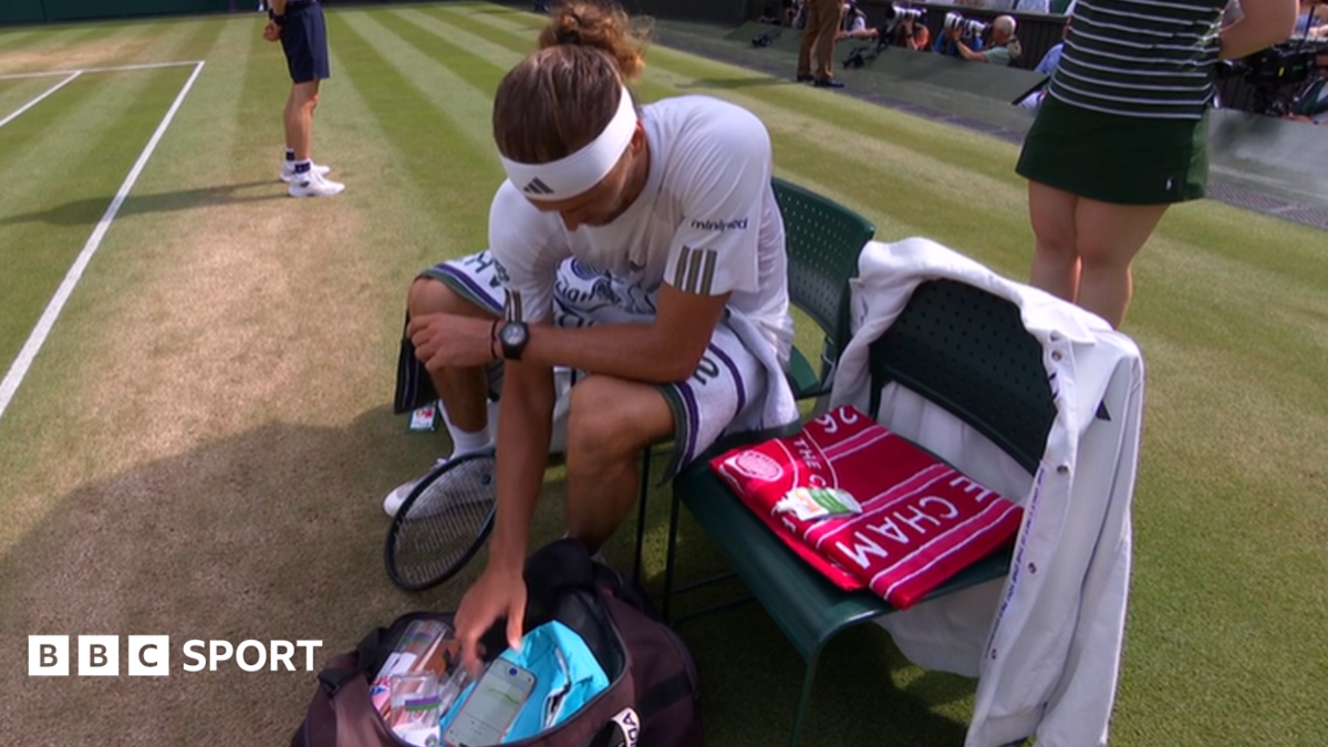 Why is Zverev allowed to use his phone at Wimbledon?