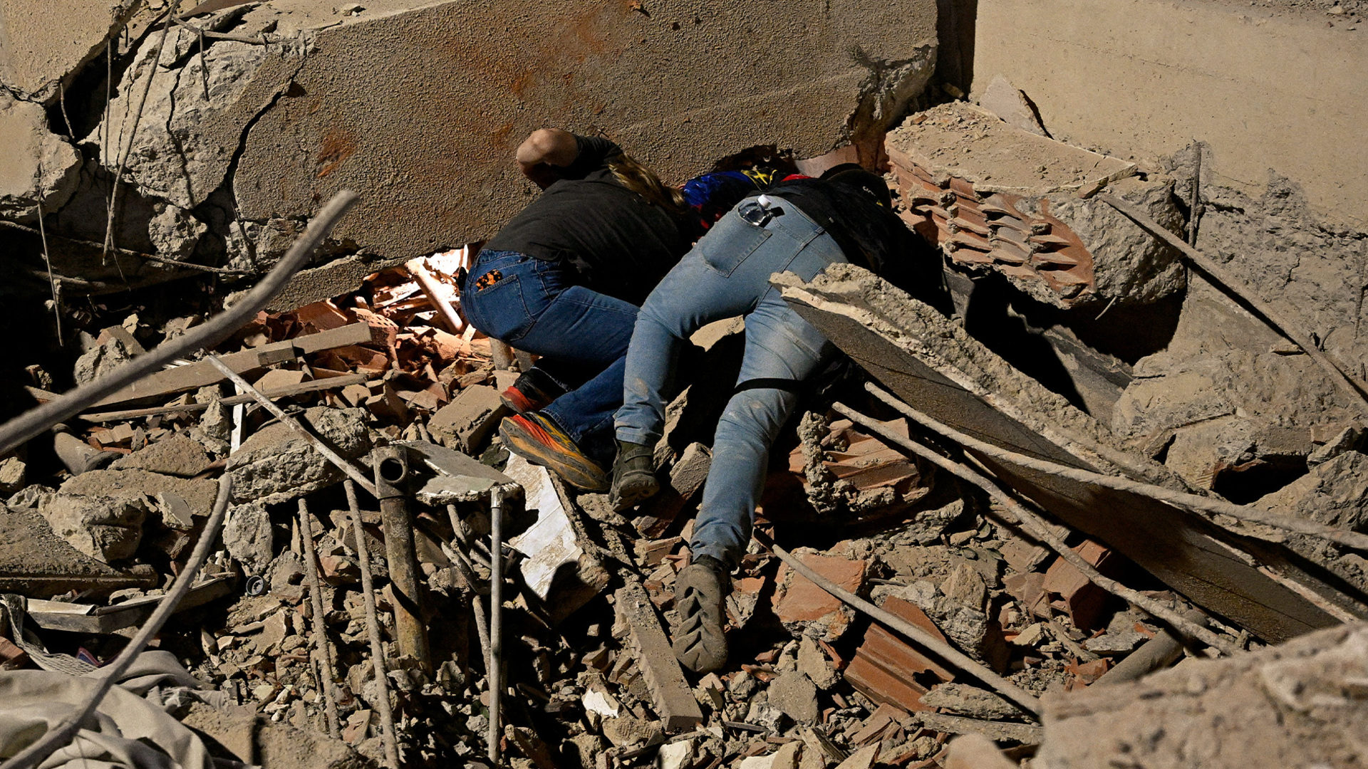 Rescuers pull survivors from rubble after Venezuela earthquakes