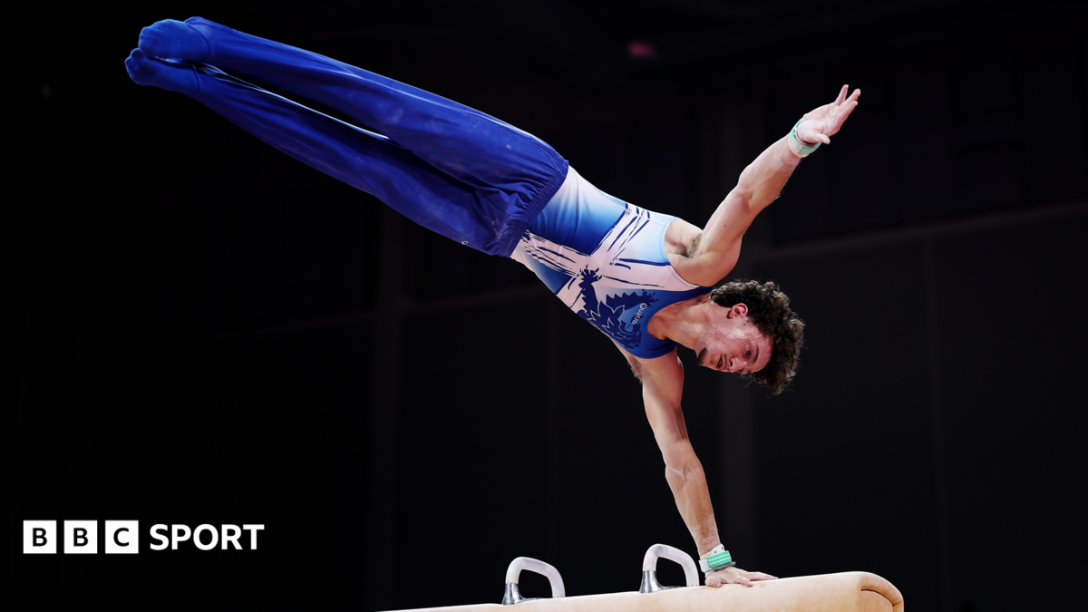 How do you score points in artistic gymnastics?