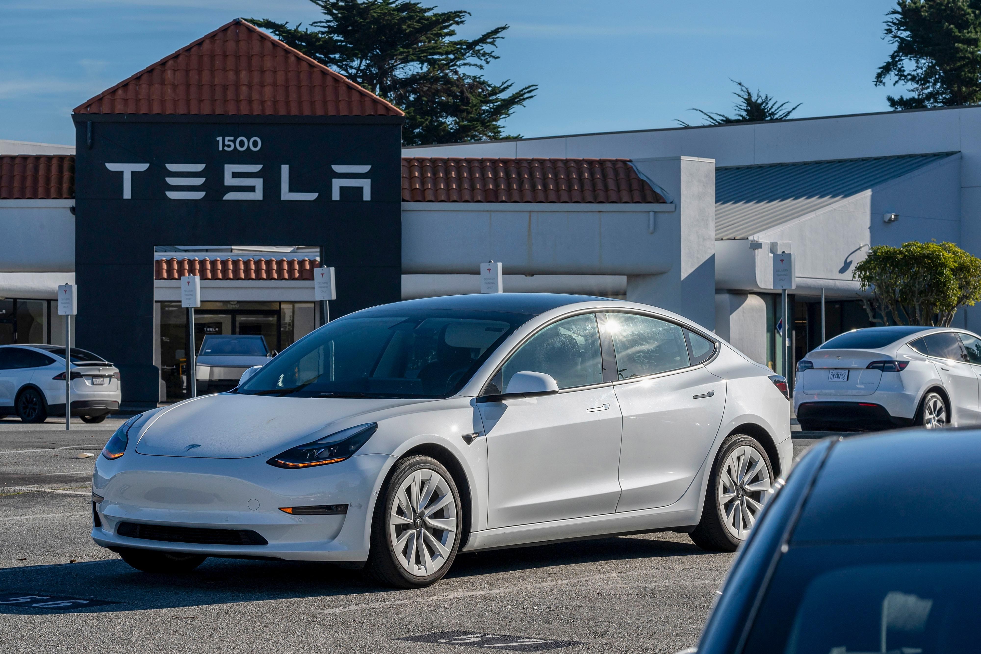 Tesla driver in fatal Texas crash overrode FSD by pressing accelerator ‘100 percent,’ investigators confirm