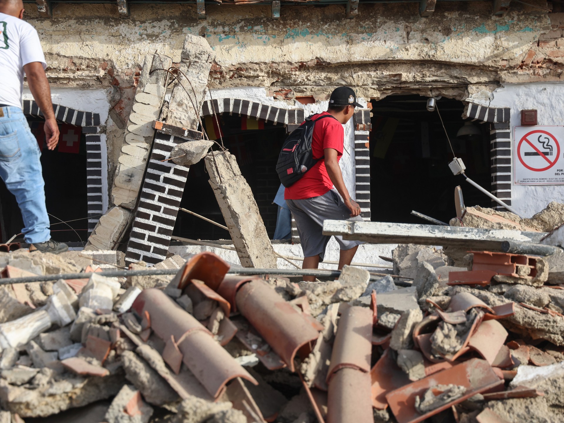 Venezuelans dig for earthquake survivors as 72-hour rescue window nears end