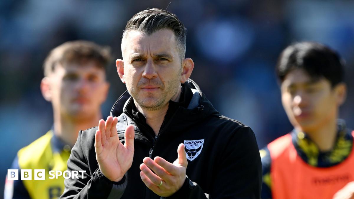 Oxford United sack head coach Bloomfield