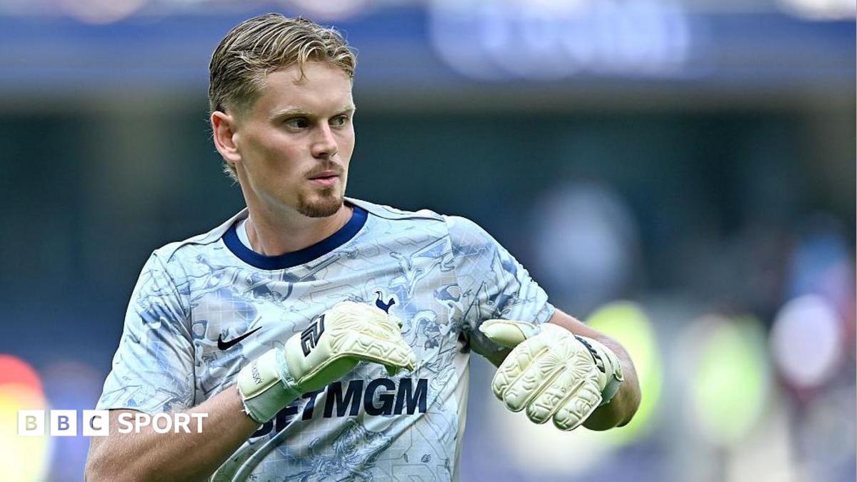 Tottenham goalkeeper Kinsky signs new deal