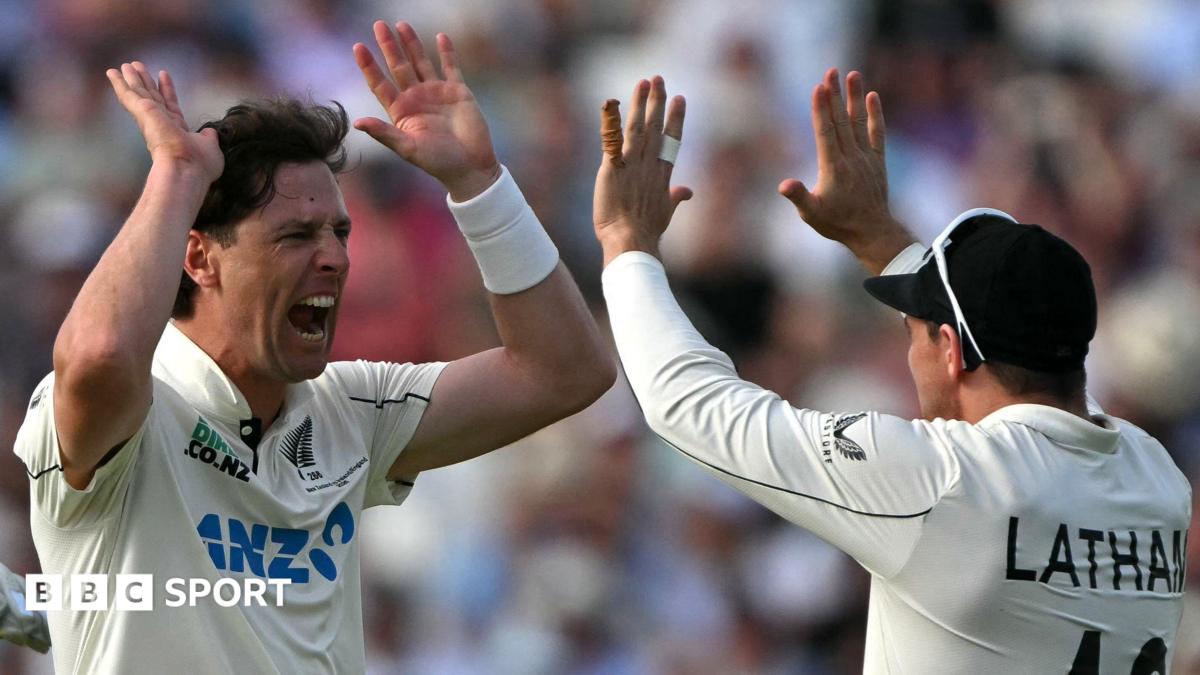 England in trouble after dreadful day against NZ