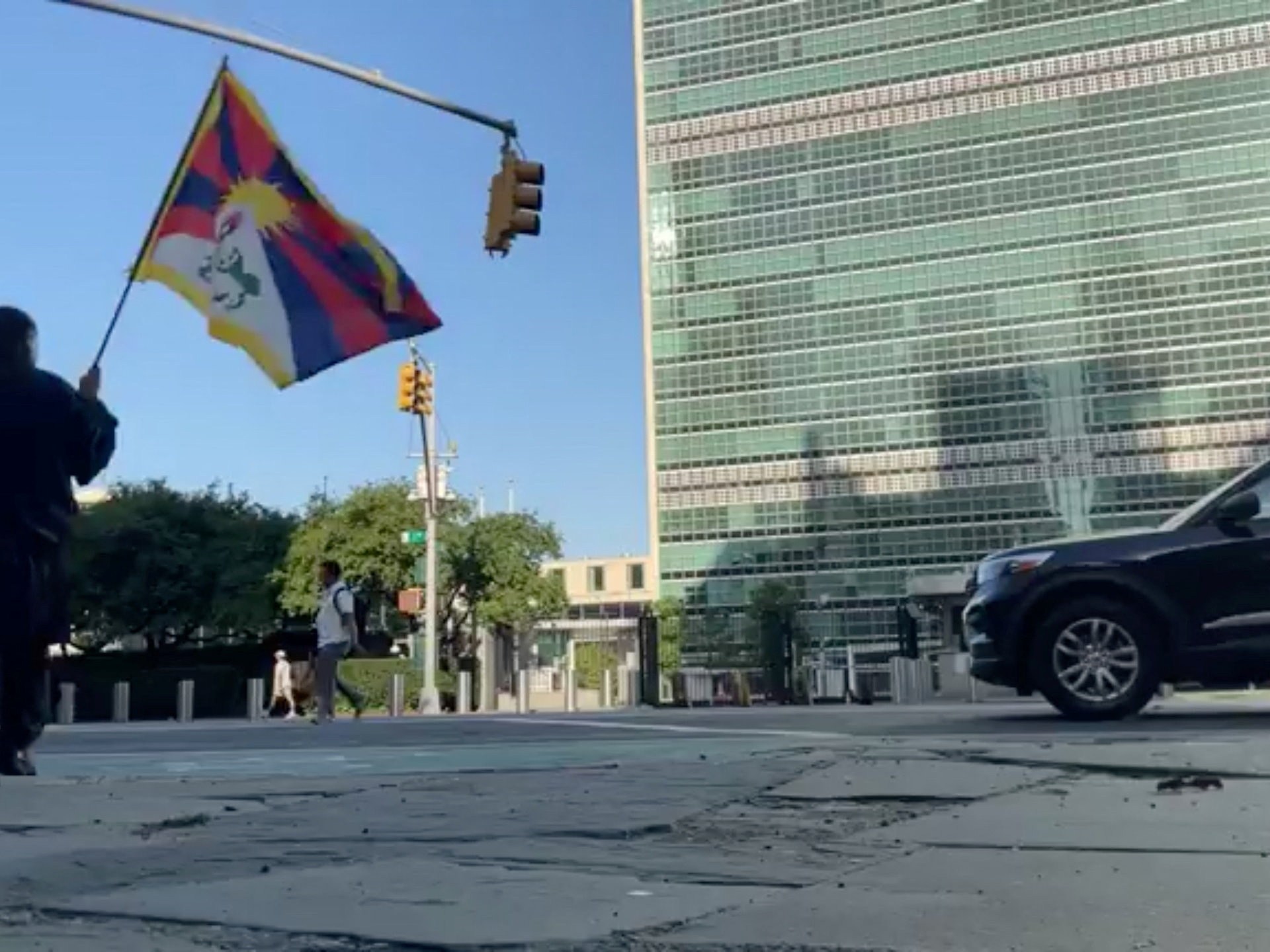 Man holding Tibetan flag dies after setting himself on fire outside UN