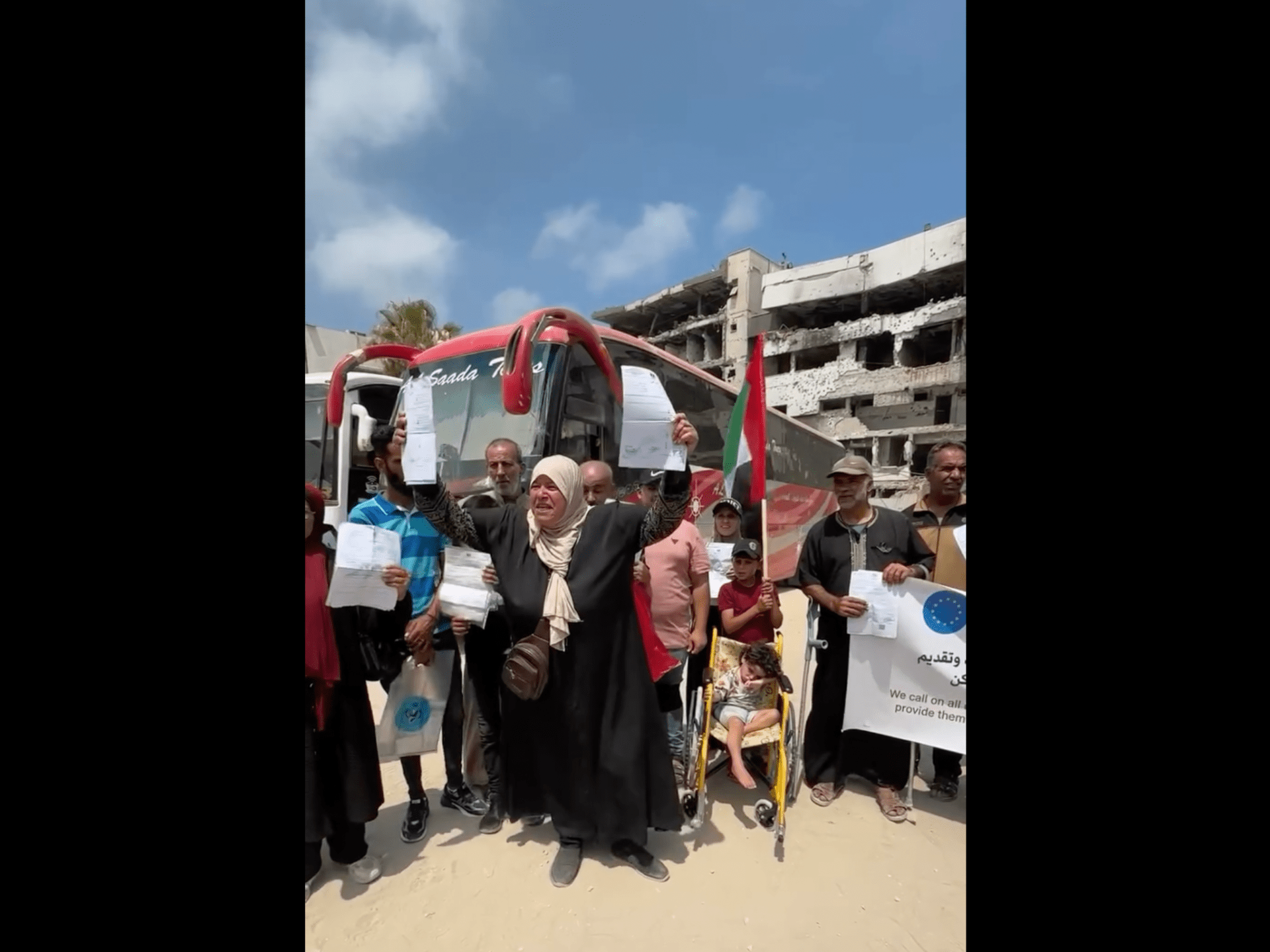 Palestinians rally outside Al-Shifa hospital, demanding medical evacuation