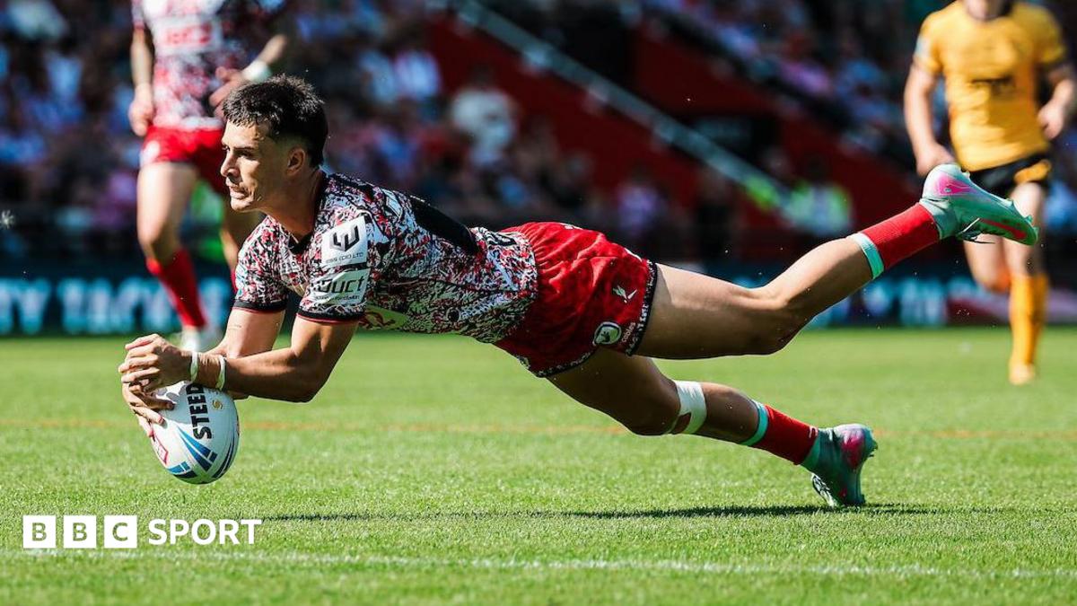 Leigh hold off Castleford to boost play-off hopes