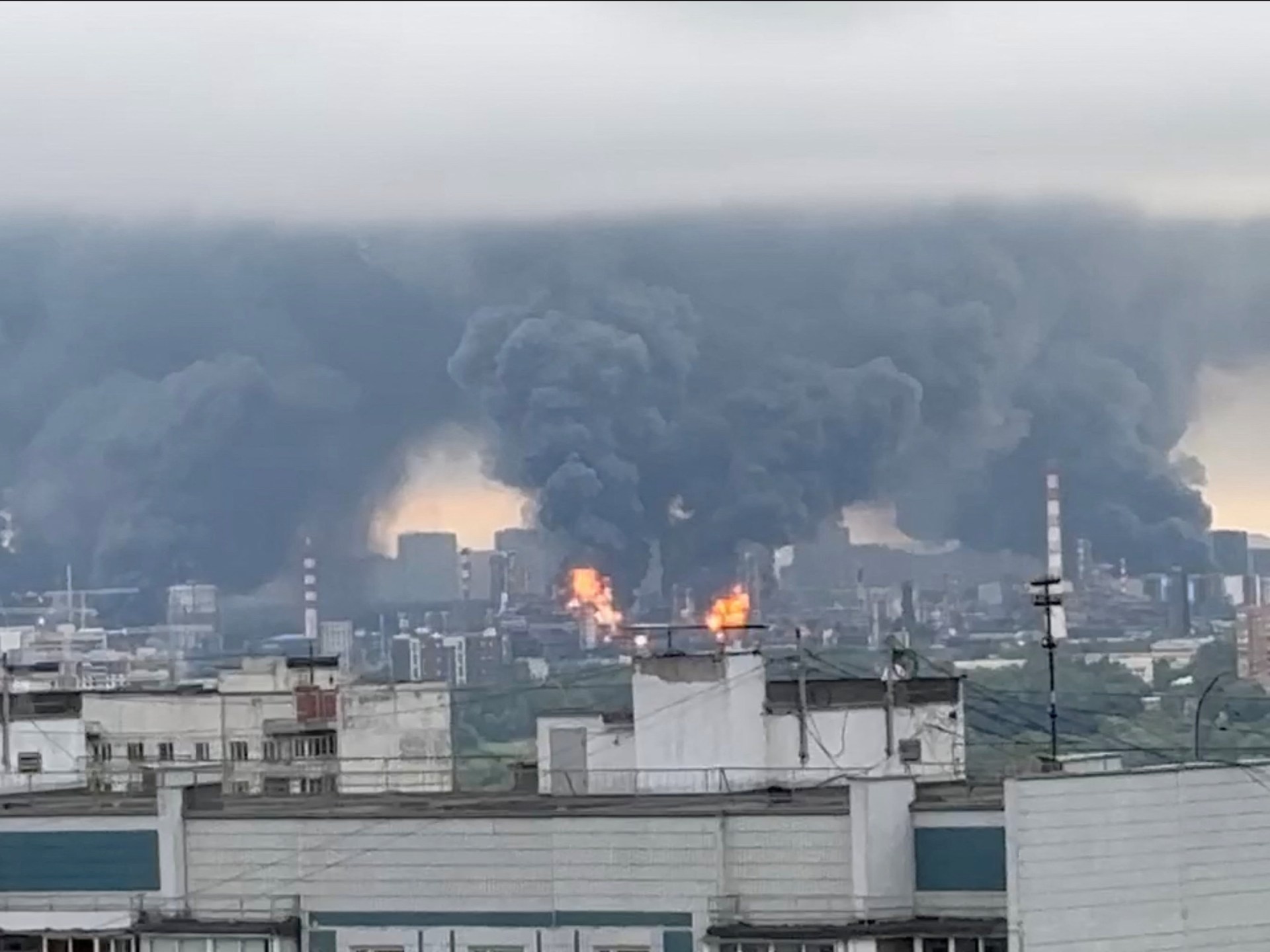 Ukraine hits Moscow refinery as Zelenskyy seeks Trump support to end war