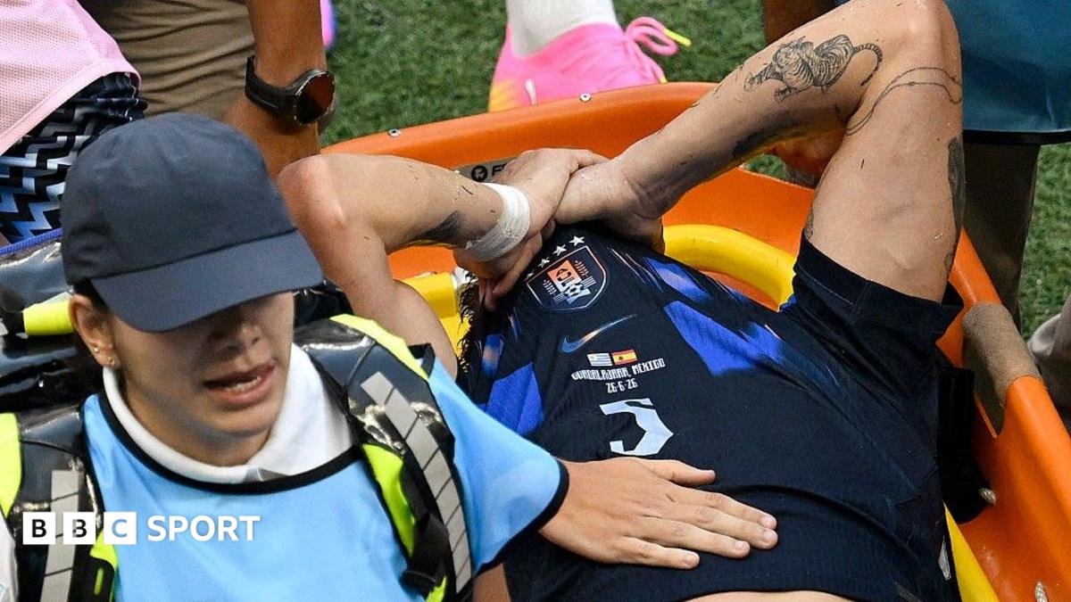 Man Utd waiting on Ugarte injury after he leaves pitch on stretcher
