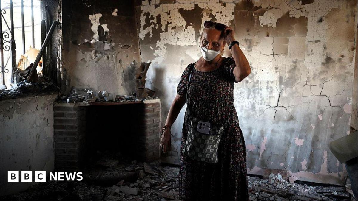 Thousands in Spain return home but new heatwave raises wildfire fears