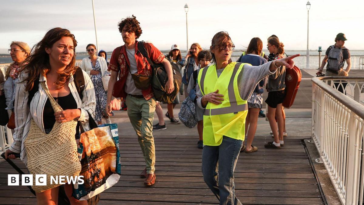 France orders evacuation of tourist spot as hundreds flee wildfires by boat