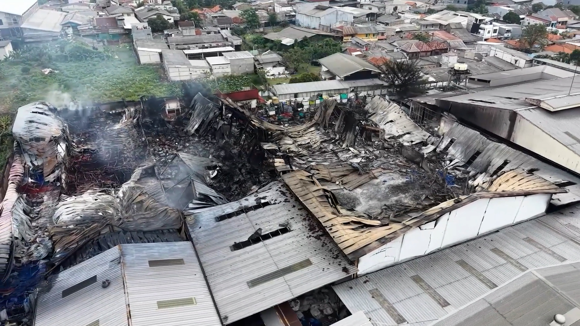 Massive fire rips through Indonesia sandal factory