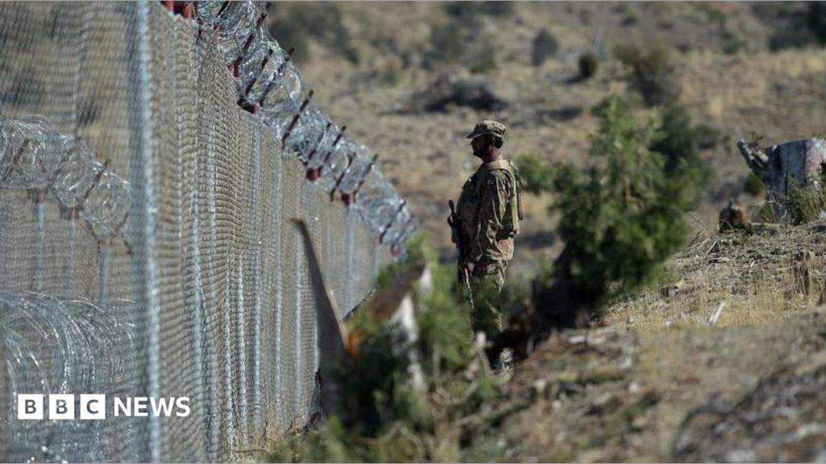 Pakistan launches deadly strikes along Afghan border
