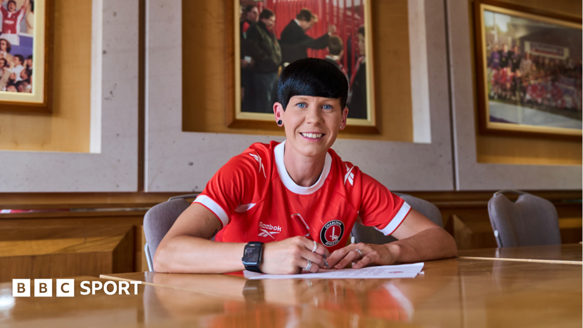Charlton Athletic sign Leicester's Neville