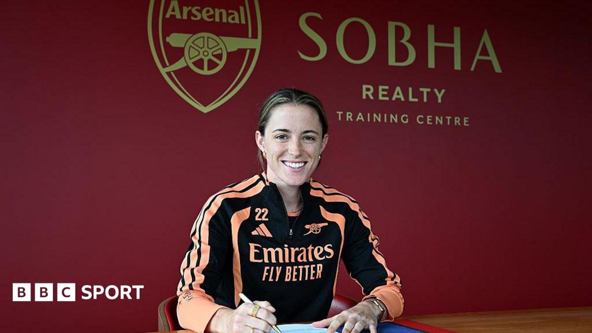 Arsenal sign Spain defender Batlle on free transfer