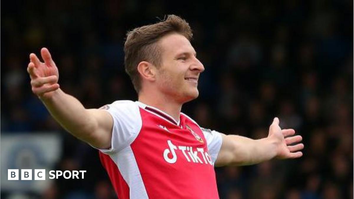 Striker Mullin leaves Wrexham by mutual consent
